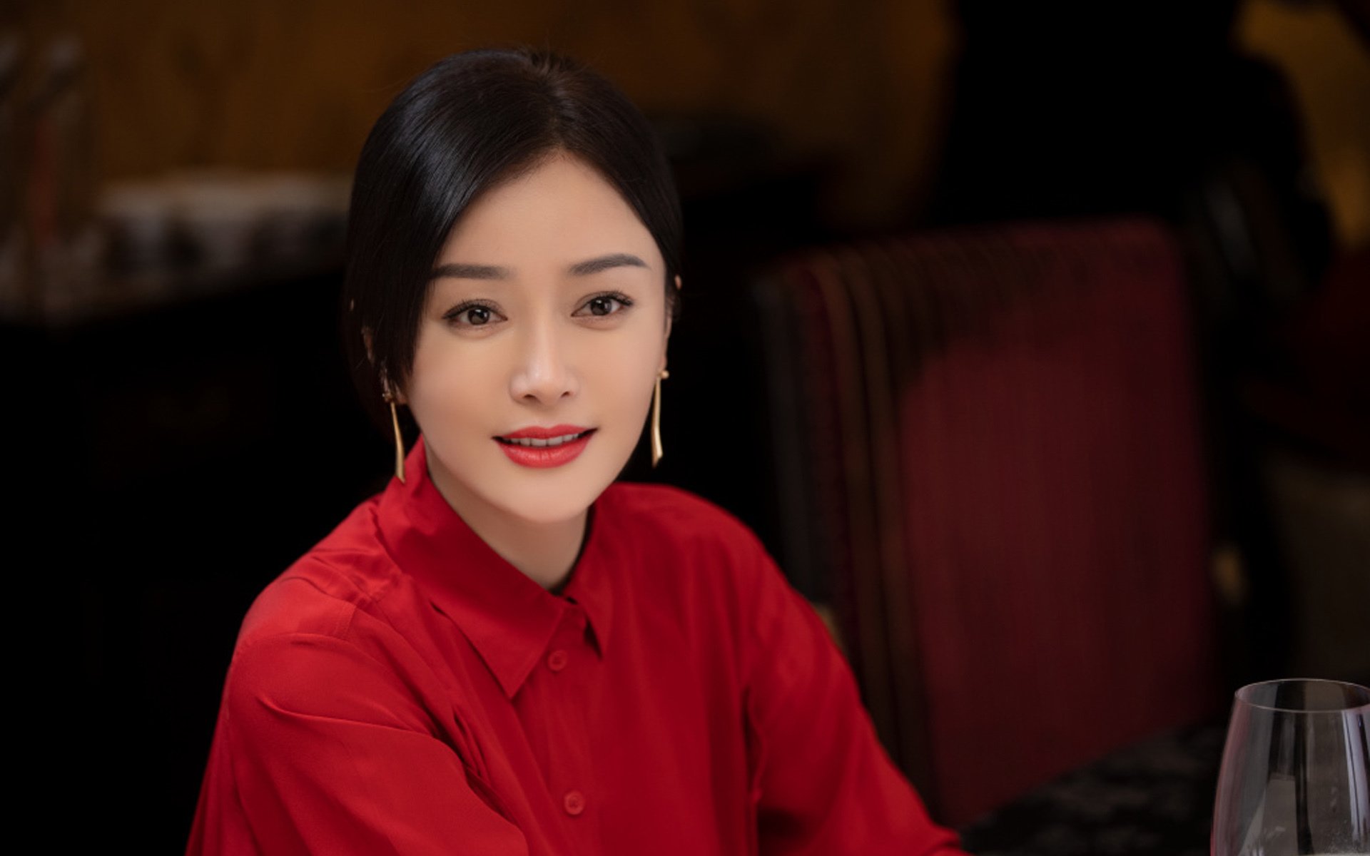 B体育-东西方球队硬碰硬，赛场氛围愈加紧张，东西方对决