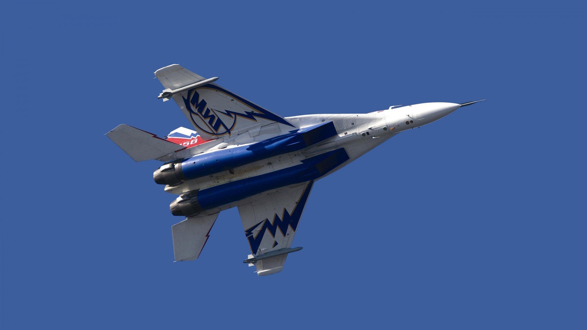 西班牙青年队在欧洲大赛中表现抢眼，潜力无限