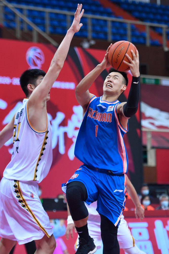 B体育官网：CBA球员薪资结构调整，平衡各方利益的简单介绍